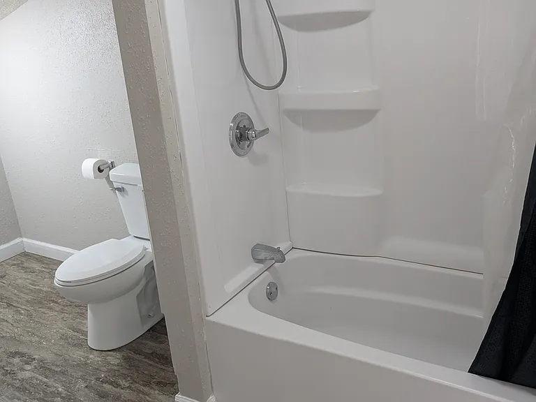 403 E Elm St — Photo 7