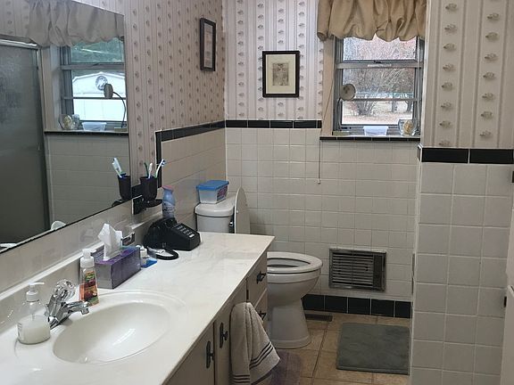 Main bathroom 