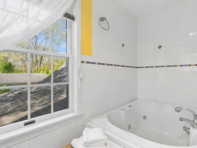 425 Briarwood Ln — Photo 22