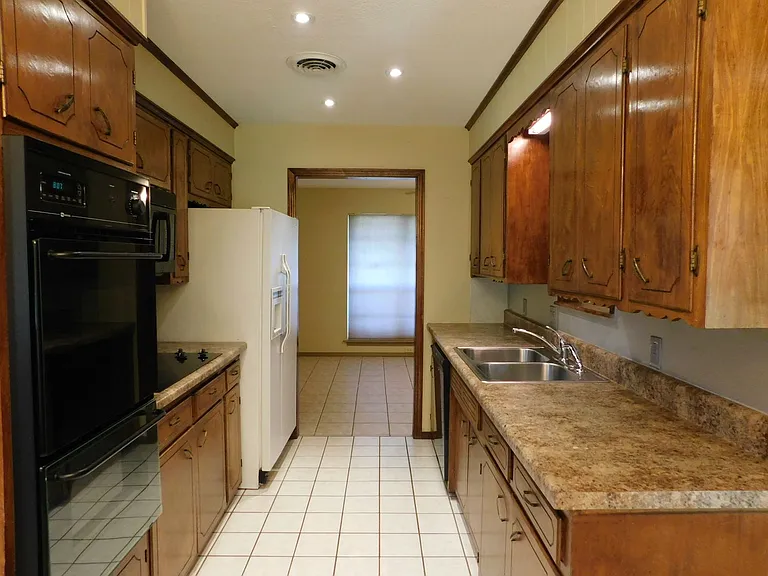 2906 Kendall Ave — Photo 8