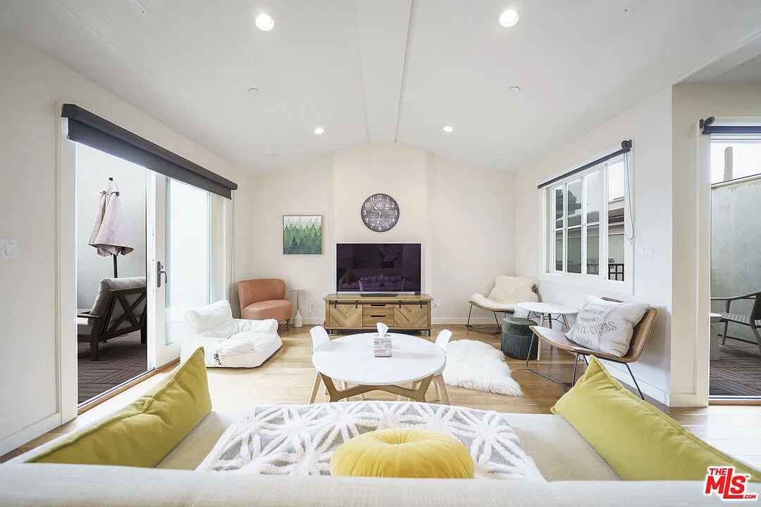 3 bed, 3.0 bath, 1653 sqft, $7,800 — Photo 2