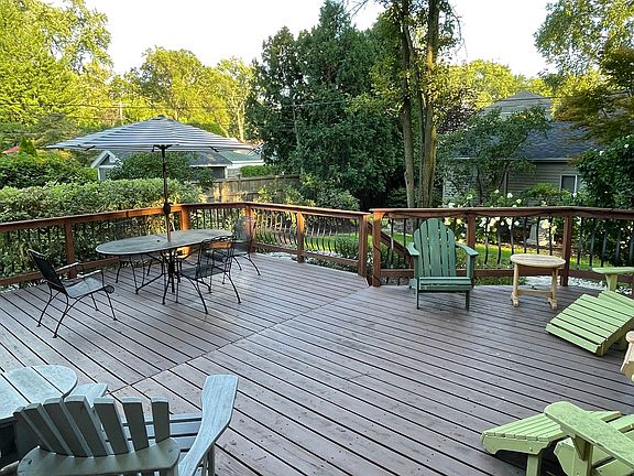 Expansive deck