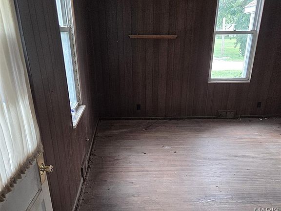 5th image of 381 S Middle St