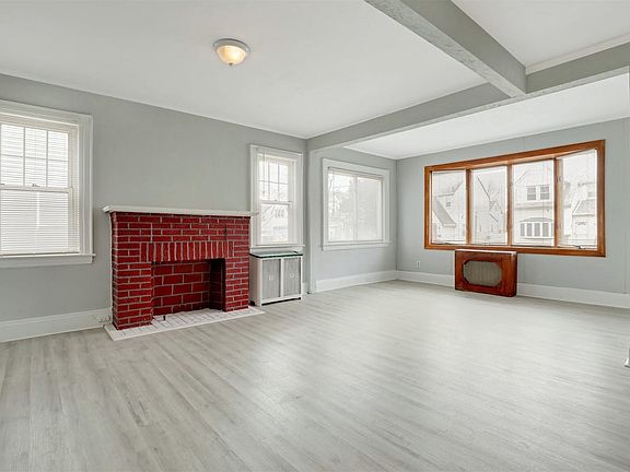 4th image of 174 Oak St
