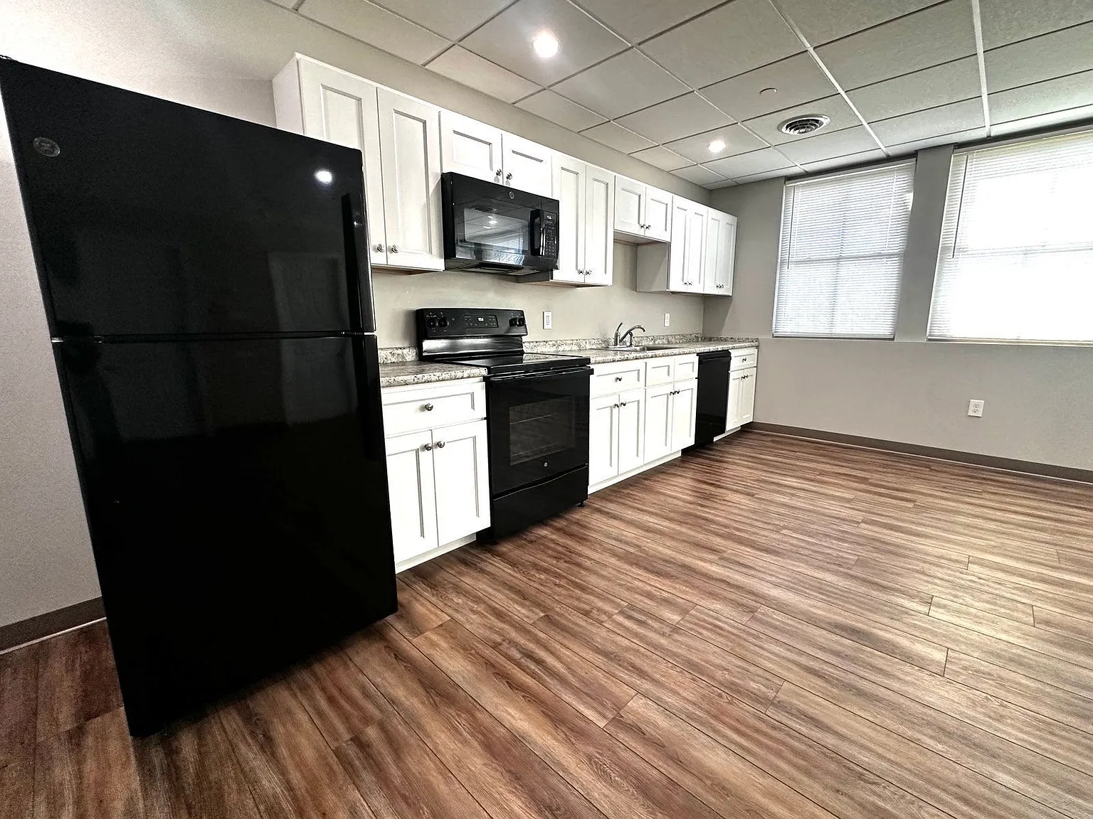 2 bed, 1.0 bath, $1,895 — Photo 3