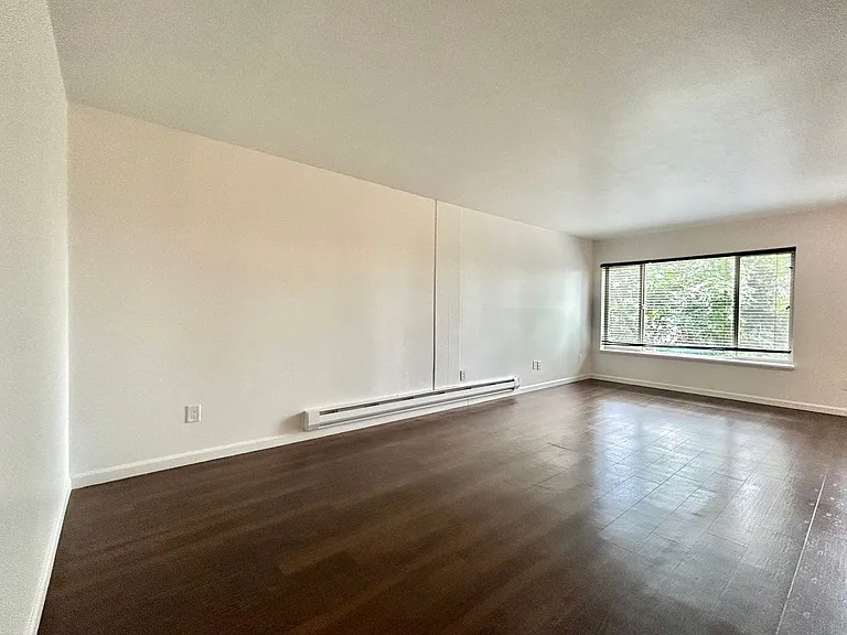 Bayview Apartments — Photo 38