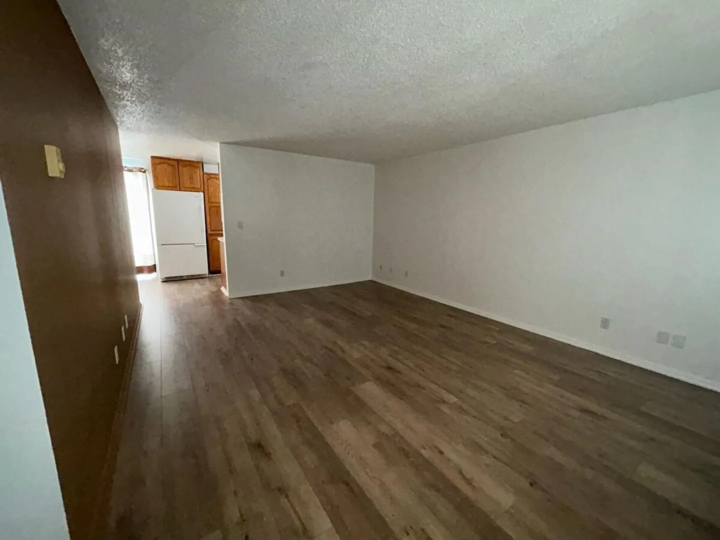 Comfortable 3-Bedroom Home with Fenced Backyard — Photo 3