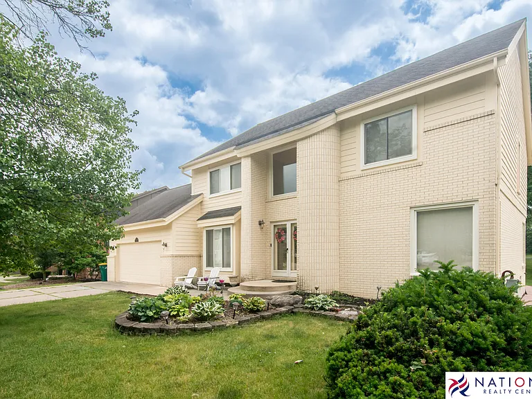 37709 Glengrove Dr — Photo 1