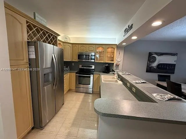 Sea Air Towers Condo — Photo 3