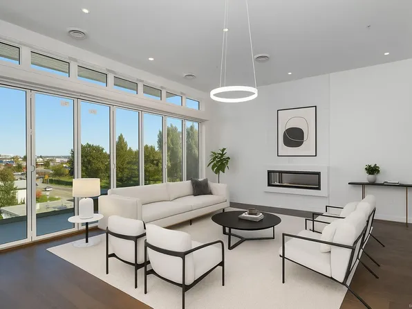 9570 5th St #407, Sidney, BC V8L 0E5