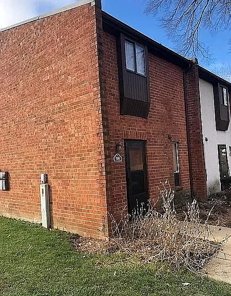 98 Lancelot Ln — Photo 1