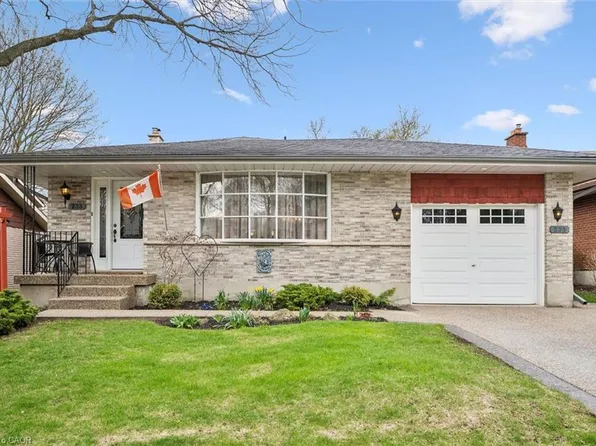 233 Laurentian Dr, Kitchener, ON N2E 2G5