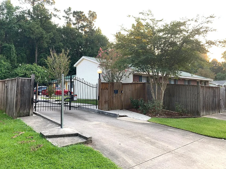 121 Lexington Dr #B1