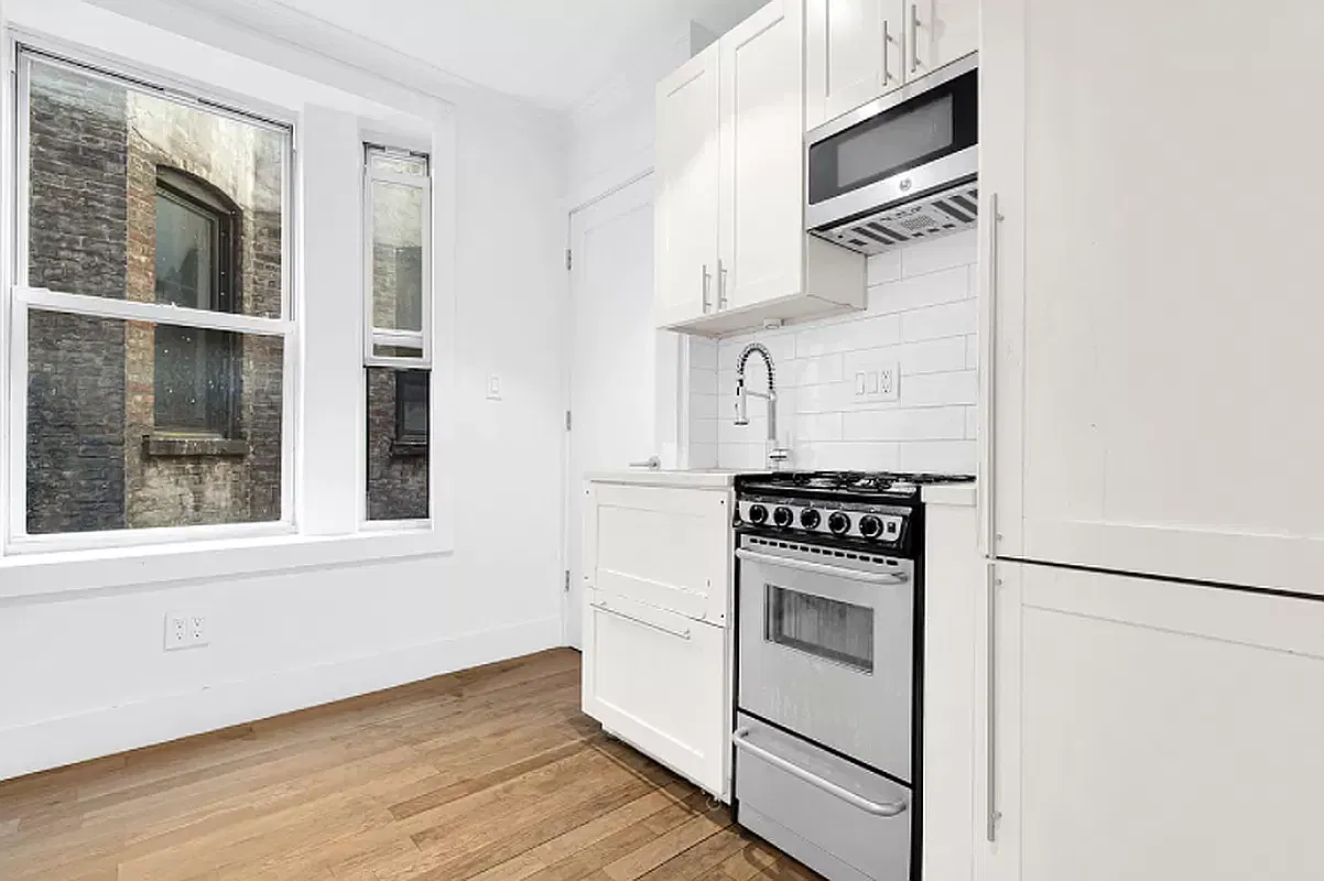 350 West 18th Street — Photo 4