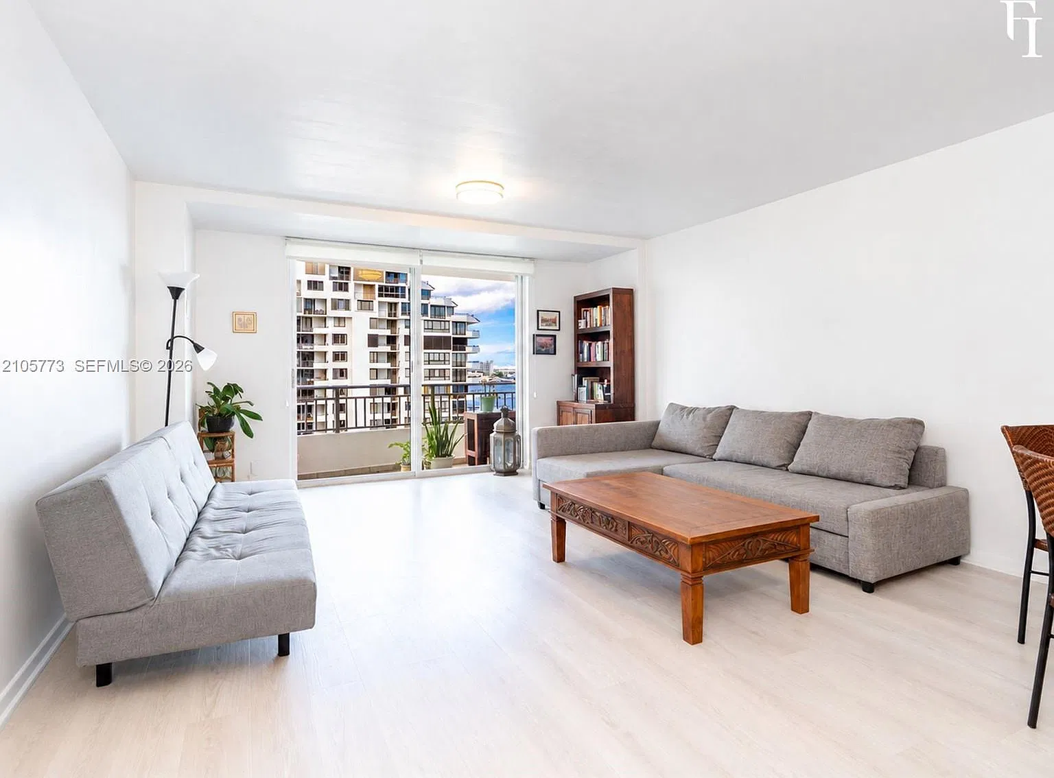 Isola Condo — Photo 3