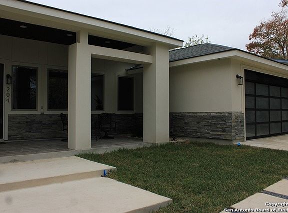 3rd image of 204 E Melrose Dr