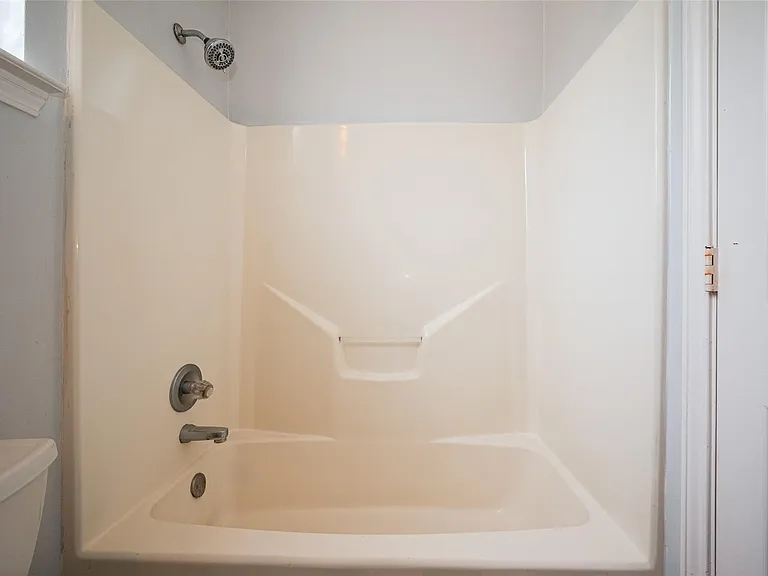 1111 Banks St #6 — Photo 9