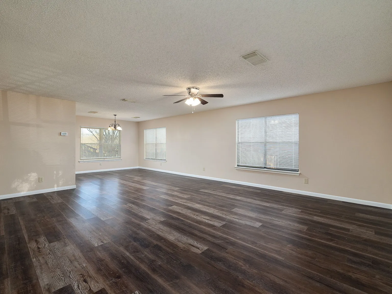 4 bed, 2.5 bath, 2258 sqft, $2,000 — Photo 4