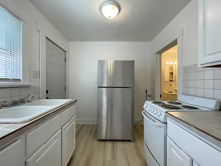 121 W 7th Ave — Photo 5