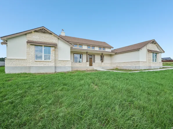 109 Medora Branch, Floresville, TX 78114