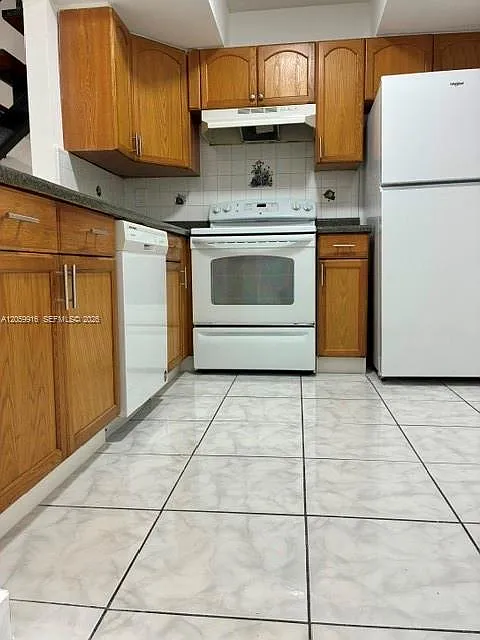 Tamiami Village Condo — Photo 3