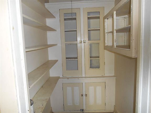 5th image of 675 W Lexington Ave