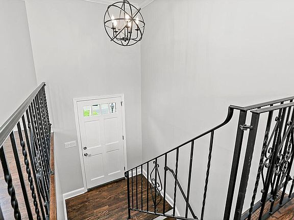2nd image of 210 Joffre Ave