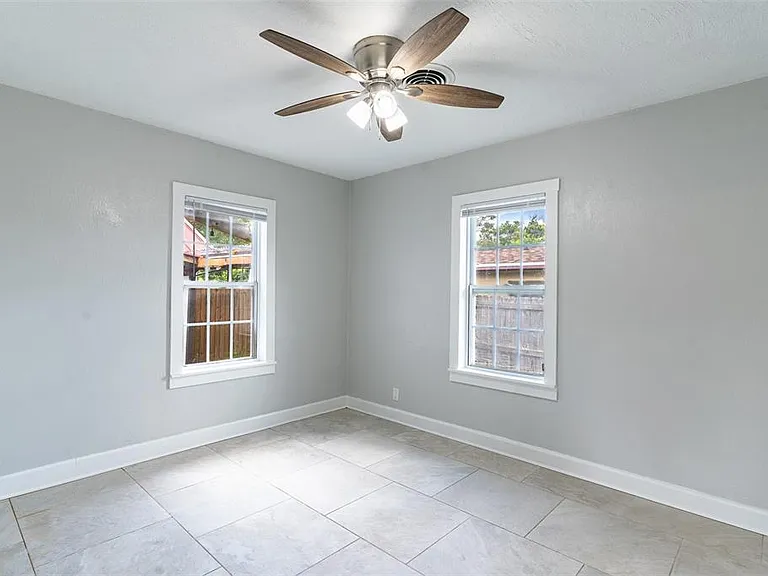 916 Cohassett Ave — Photo 7