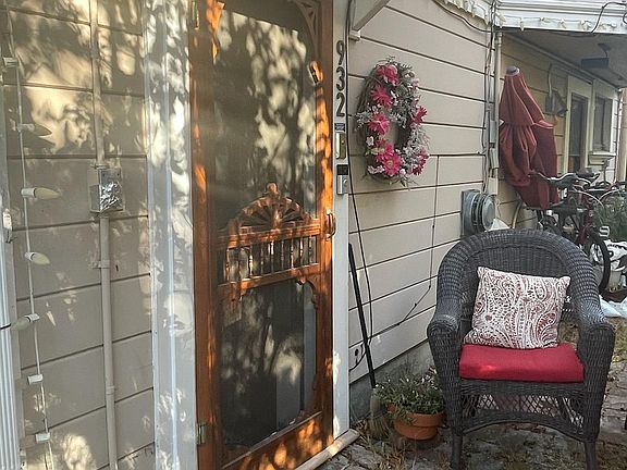 3rd image of 932 Rose Ave
