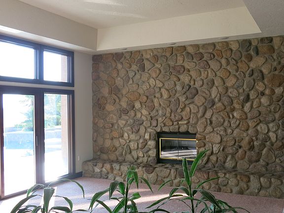 Spacious living room w/views