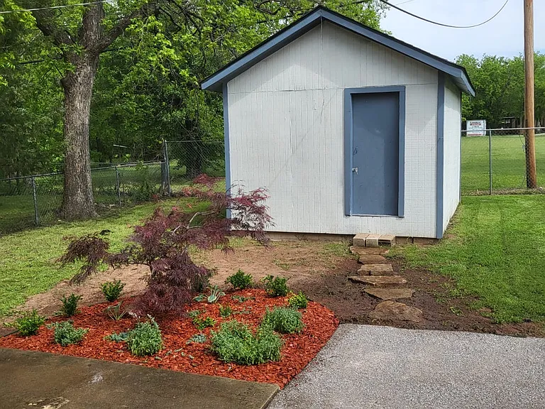 619 E Frank St — Photo 3