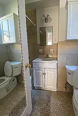 5th image of 200 W 70th St APT 3C