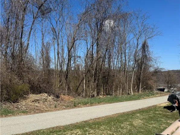 695 Meadow Ave, California, PA 15419