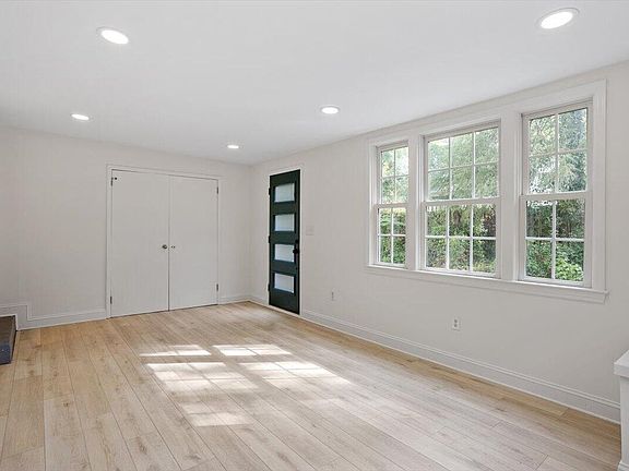 5th image of 210 Wilmot Dr