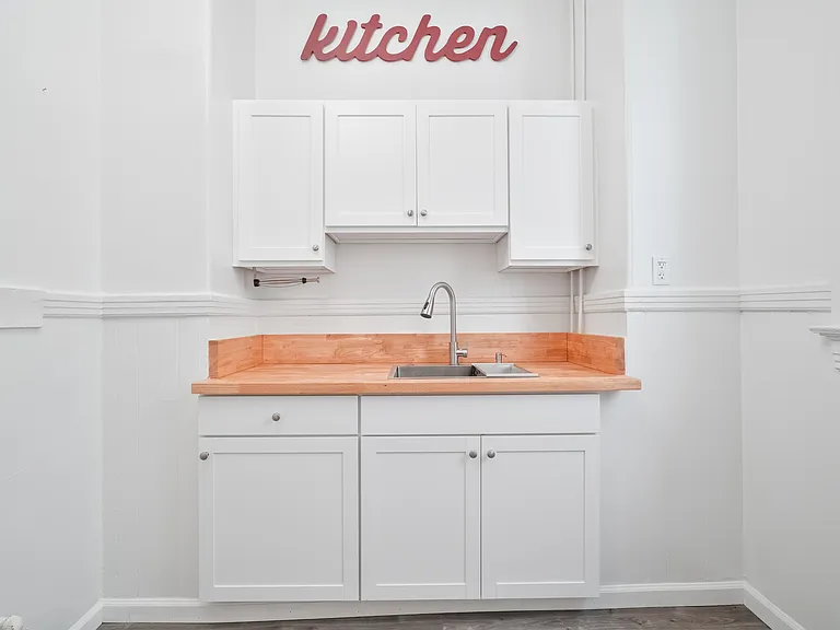 643 Oak St #5 — Photo 3