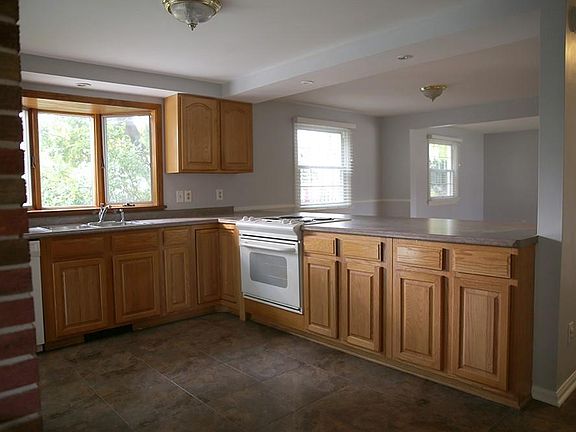 3rd image of 64 Parkridge Dr