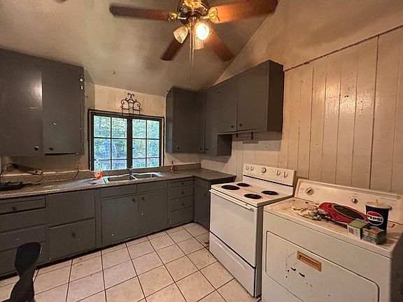 3rd image of 12715 Irwin Way