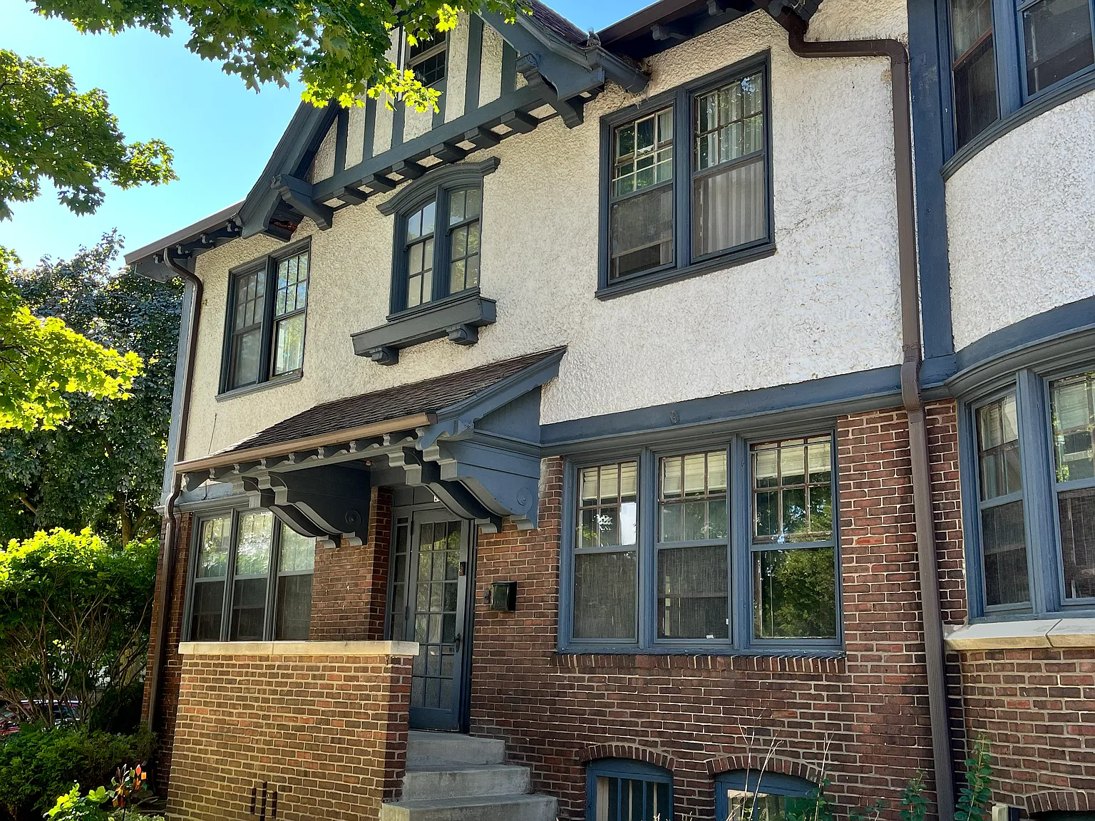 2205 N Summit Ave — Photo 1