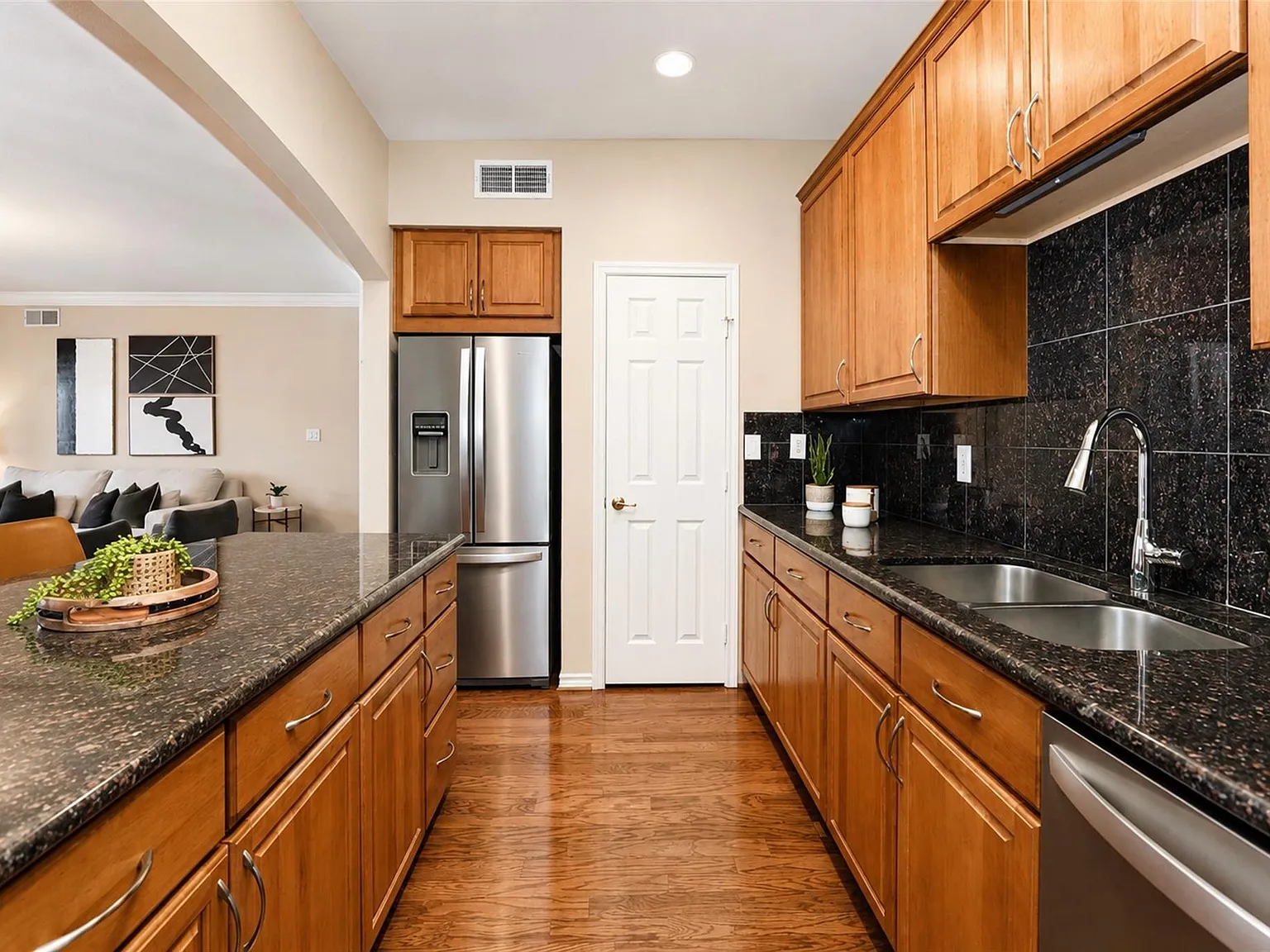 3 bed, 2.0 bath, 1817 sqft, $3,300 — Photo 3