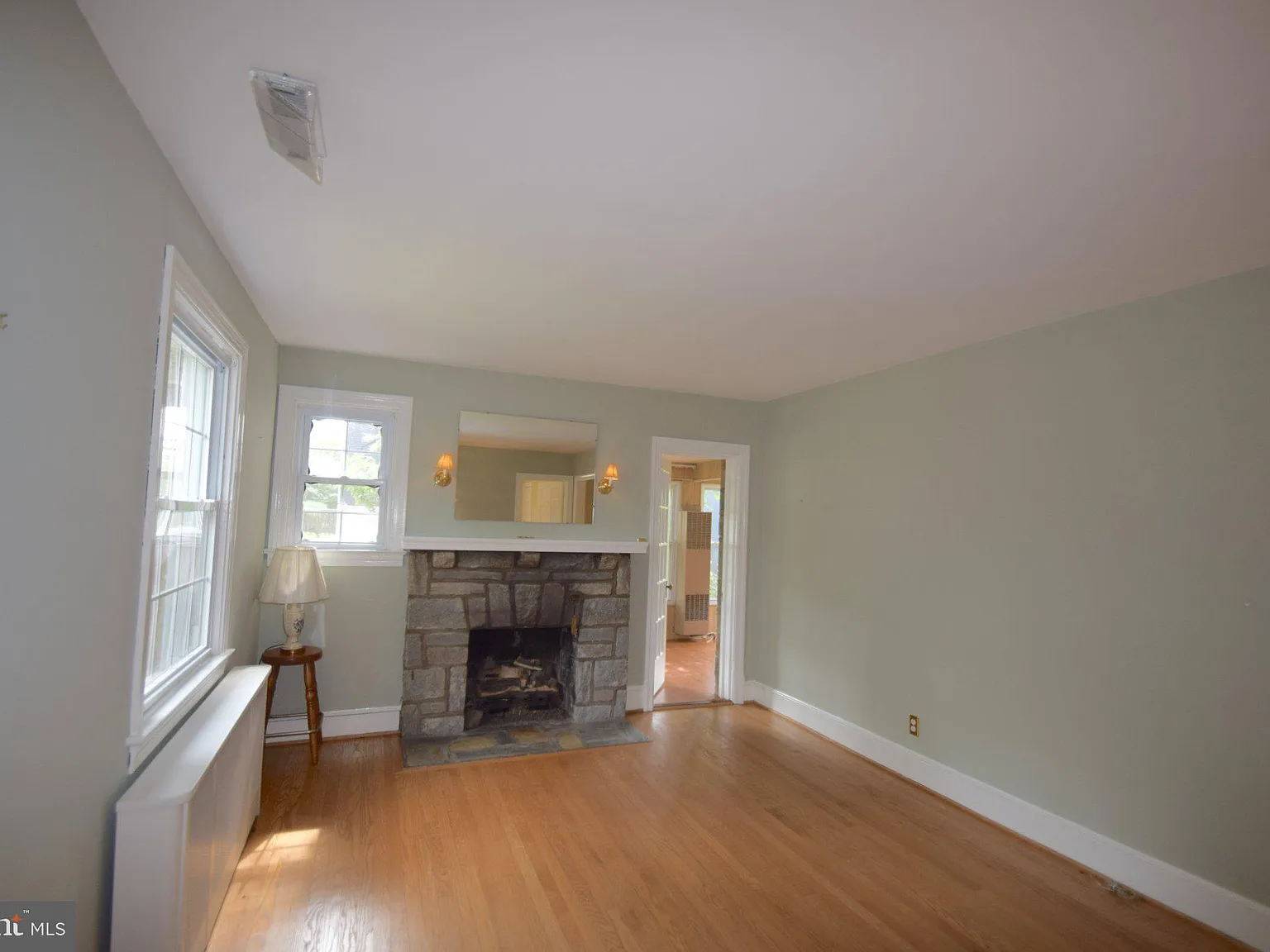 3 bed, 2.0 bath, 1557 sqft, $4,500 — Photo 2