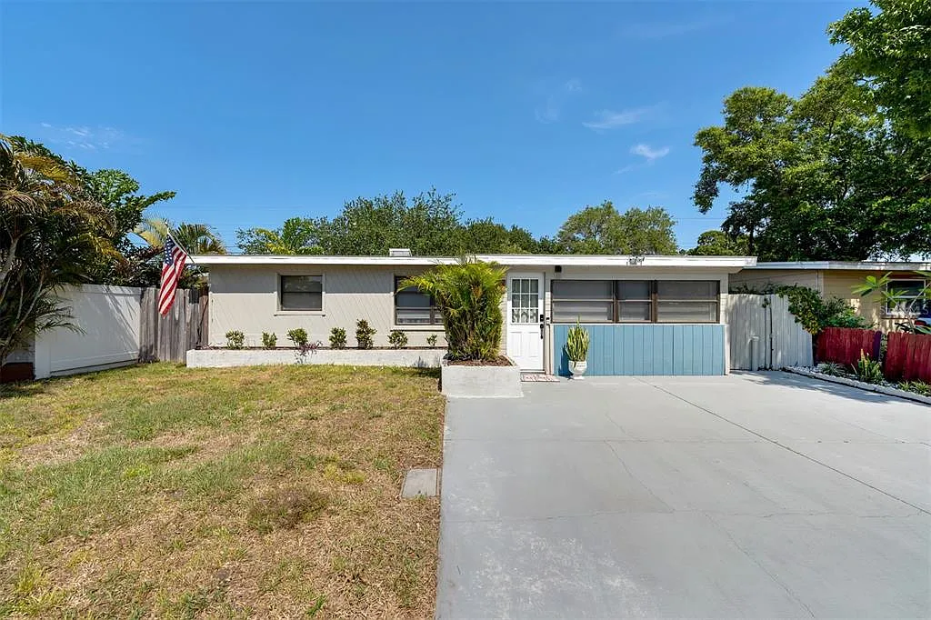 4 bed, 2.0 bath, 1301 sqft, $2,700 — Photo 1