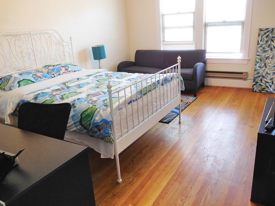 1st image of 4522 Brooklyn Ave NE APT 303