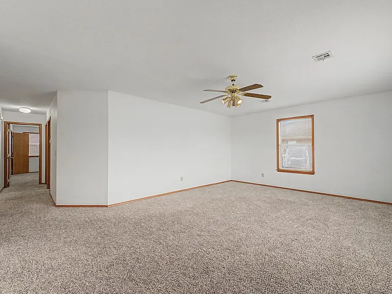 194 Hall Dr — Photo 3