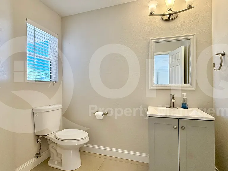 570 S Williams Pl — Photo 20