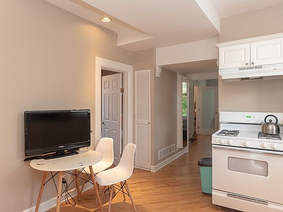 3rd image of 3144 N Oakley Ave #F4