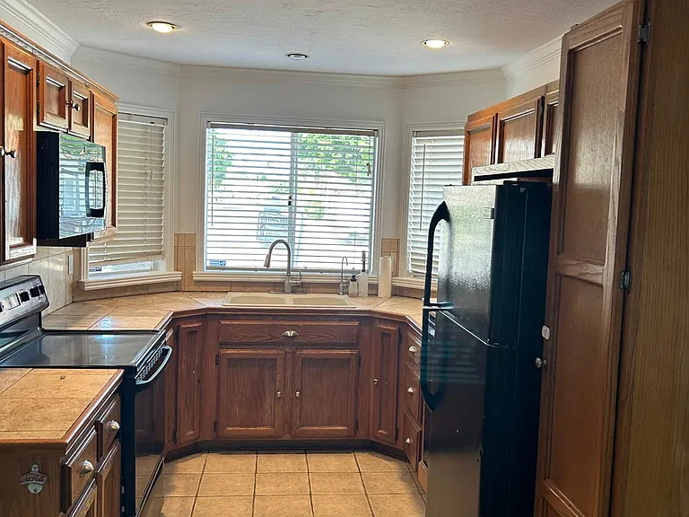 1819 E Marquette Dr — Photo 2