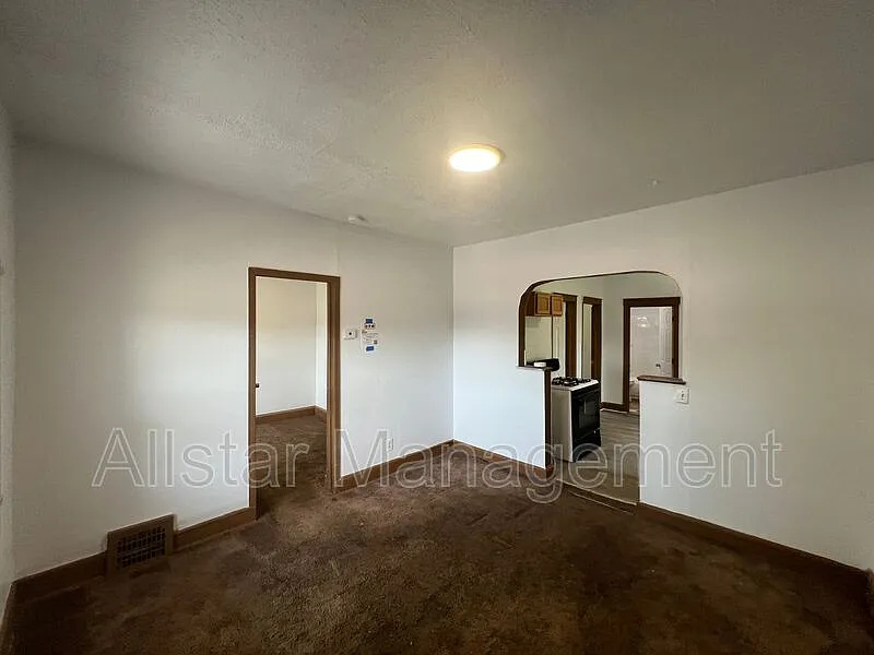 3 bed, 1.0 bath, 900 sqft, $995 — Photo 2