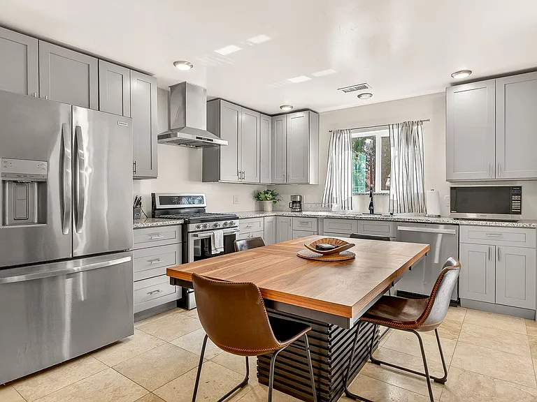 2800 N Ellen St — Photo 1