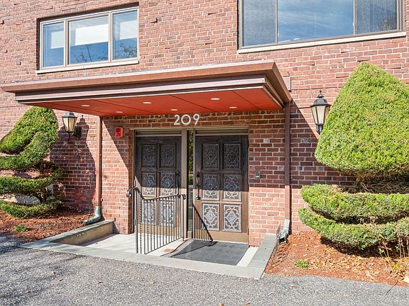 2nd image of 209 Commonwealth Ave APT 2A