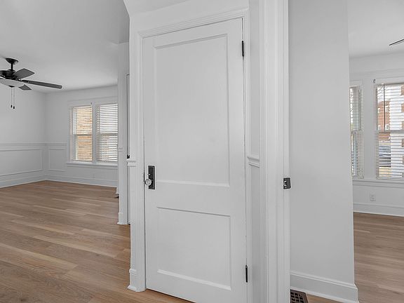 3rd image of 4002-4013 Blaney Ave #476